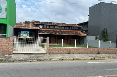 Casa no Bairro Costeira -Estilo Chalé- Av  Principal